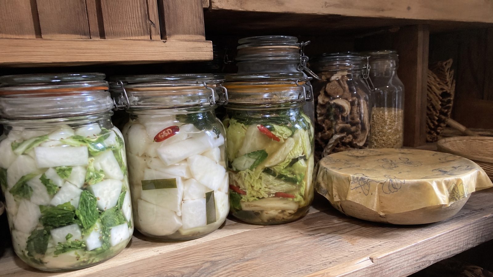 Food stored in glass jars instead of plastic